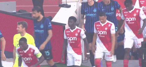 被主裁出示 被主裁出示