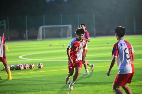 在校园球场, 园足球